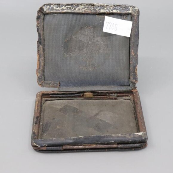 ANTIQUE HAND PAINTED PORCELAIN AND GOLD GILT CLOCK WITH KEY AND CASE - Picture 8 of 8